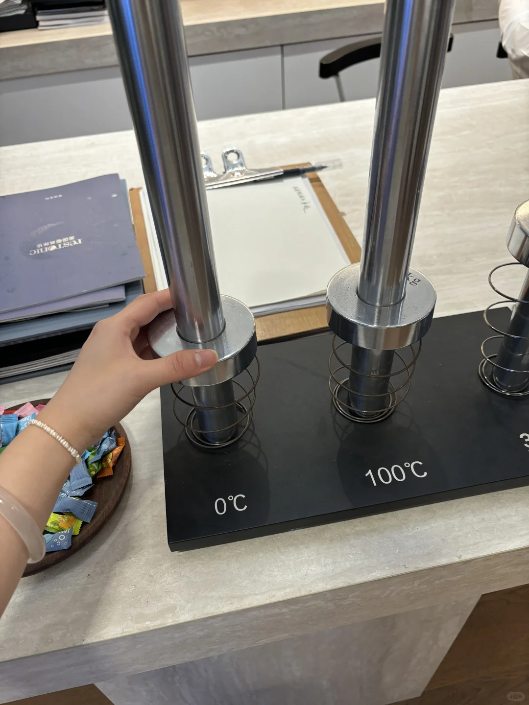 什么叫高碳猛钢弹簧?