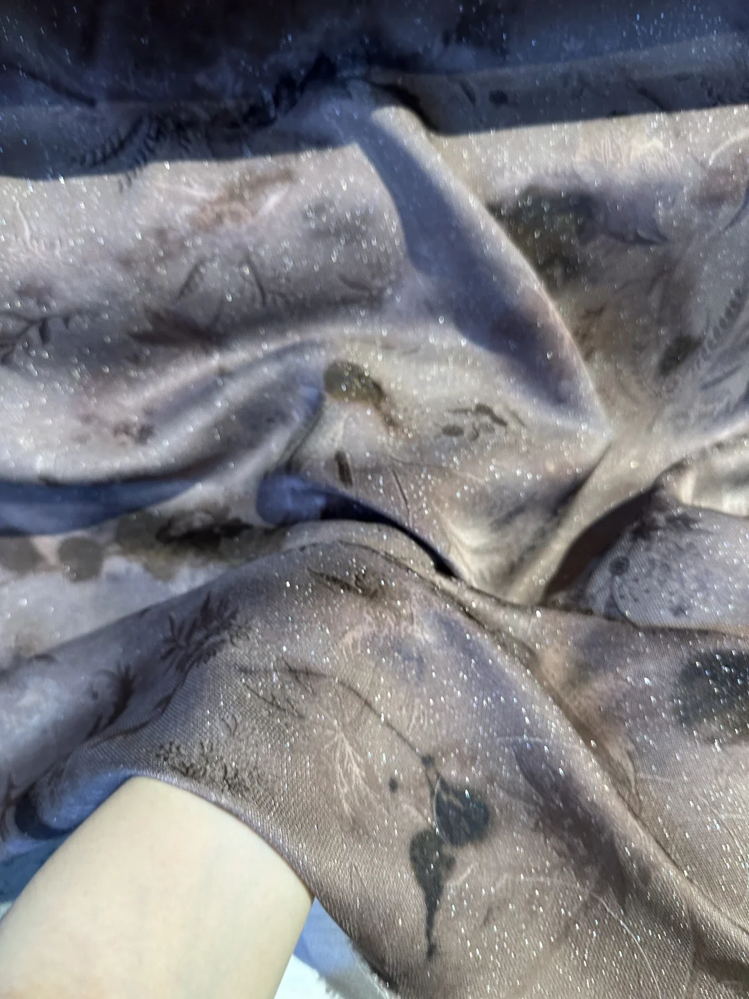 是不是有点秋冬气息的闪闪面料呢？？？