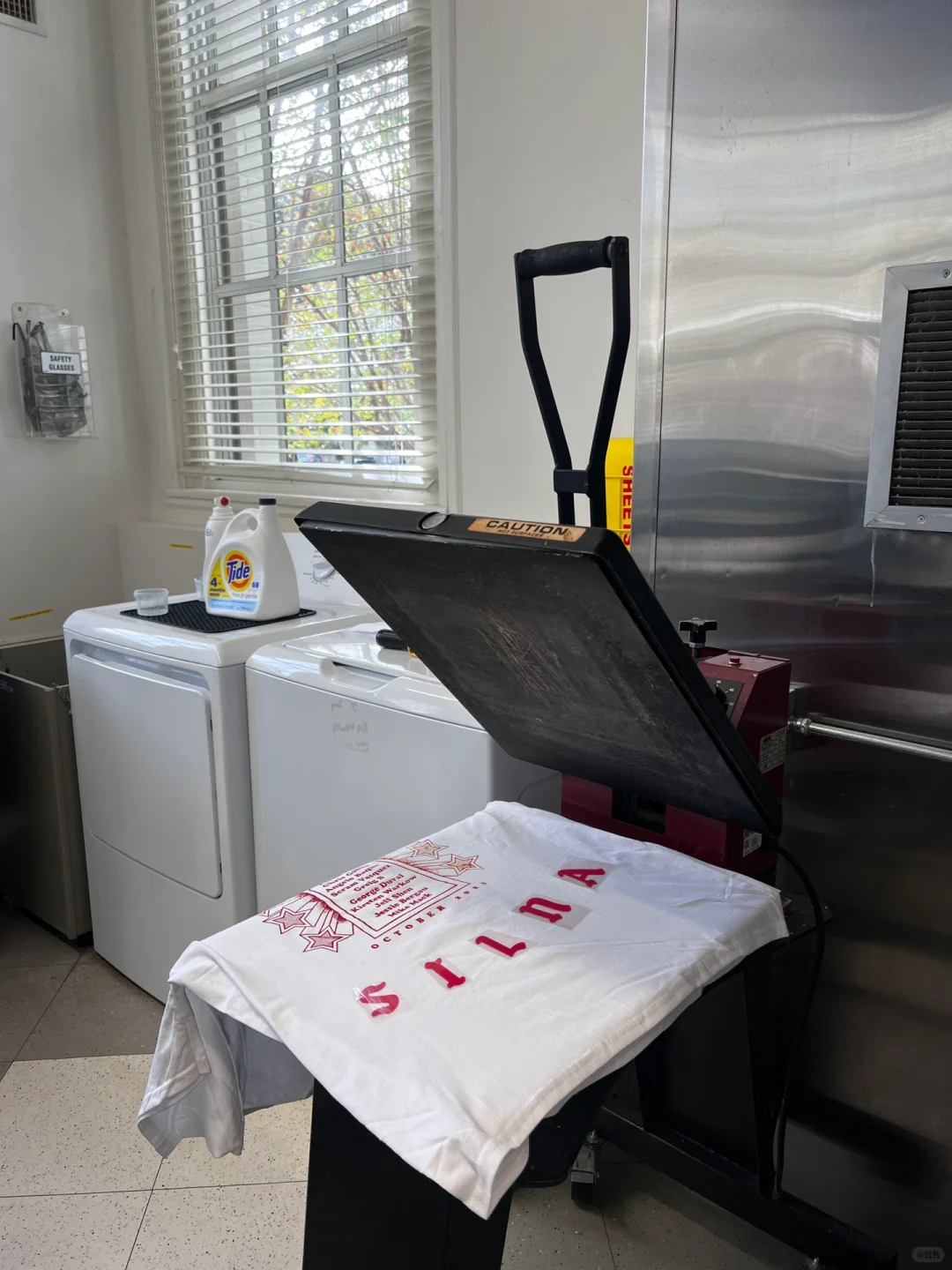 穿自己设计制作的丝网印和热转印T恤