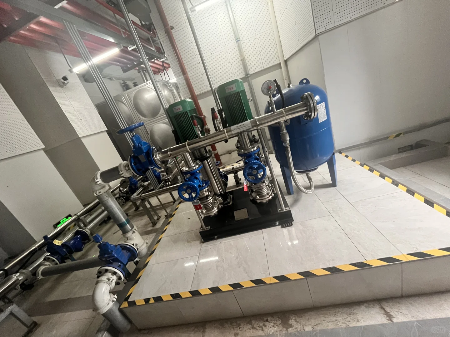 水厂在楼上设置增压水泵,低频噪音太吵了