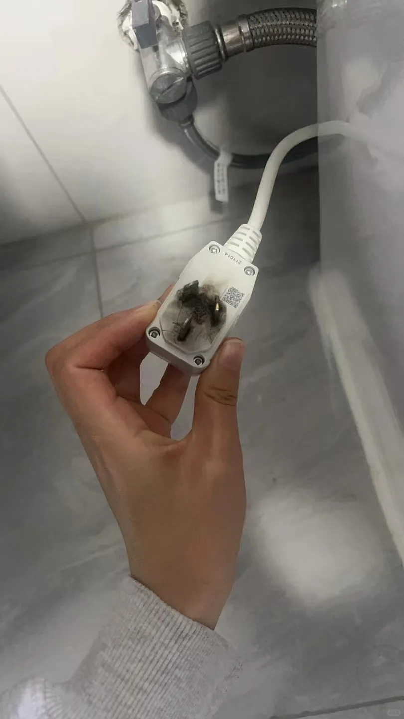 电热水器电路故障导致插头插座烧坏