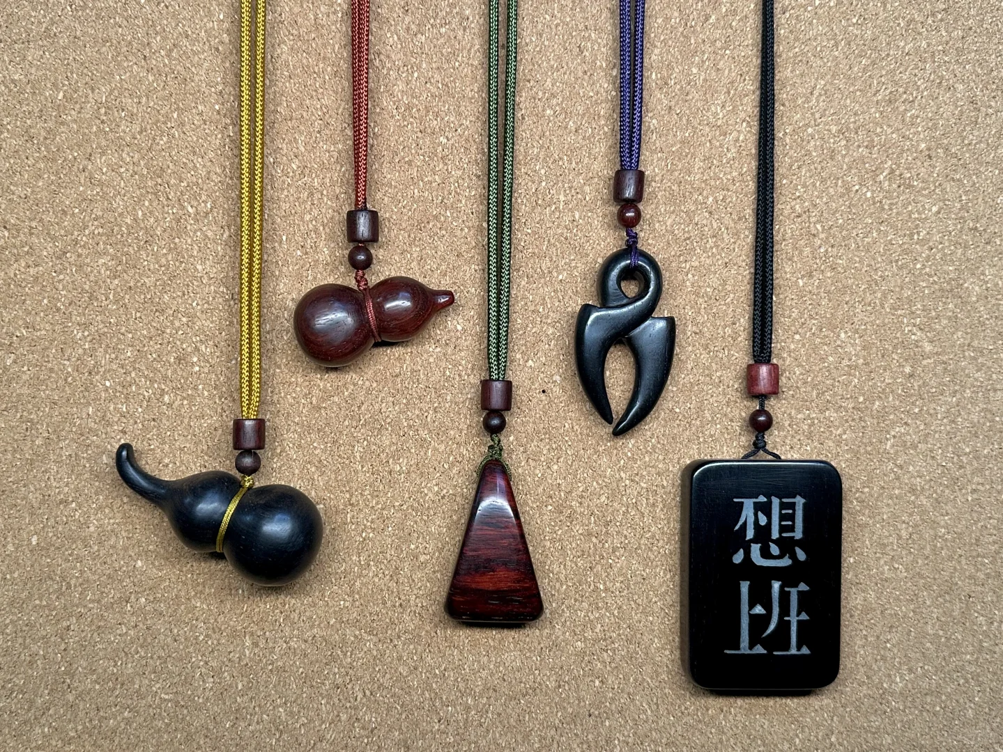 今天不做刀，做几个小木雕挂坠戴戴?