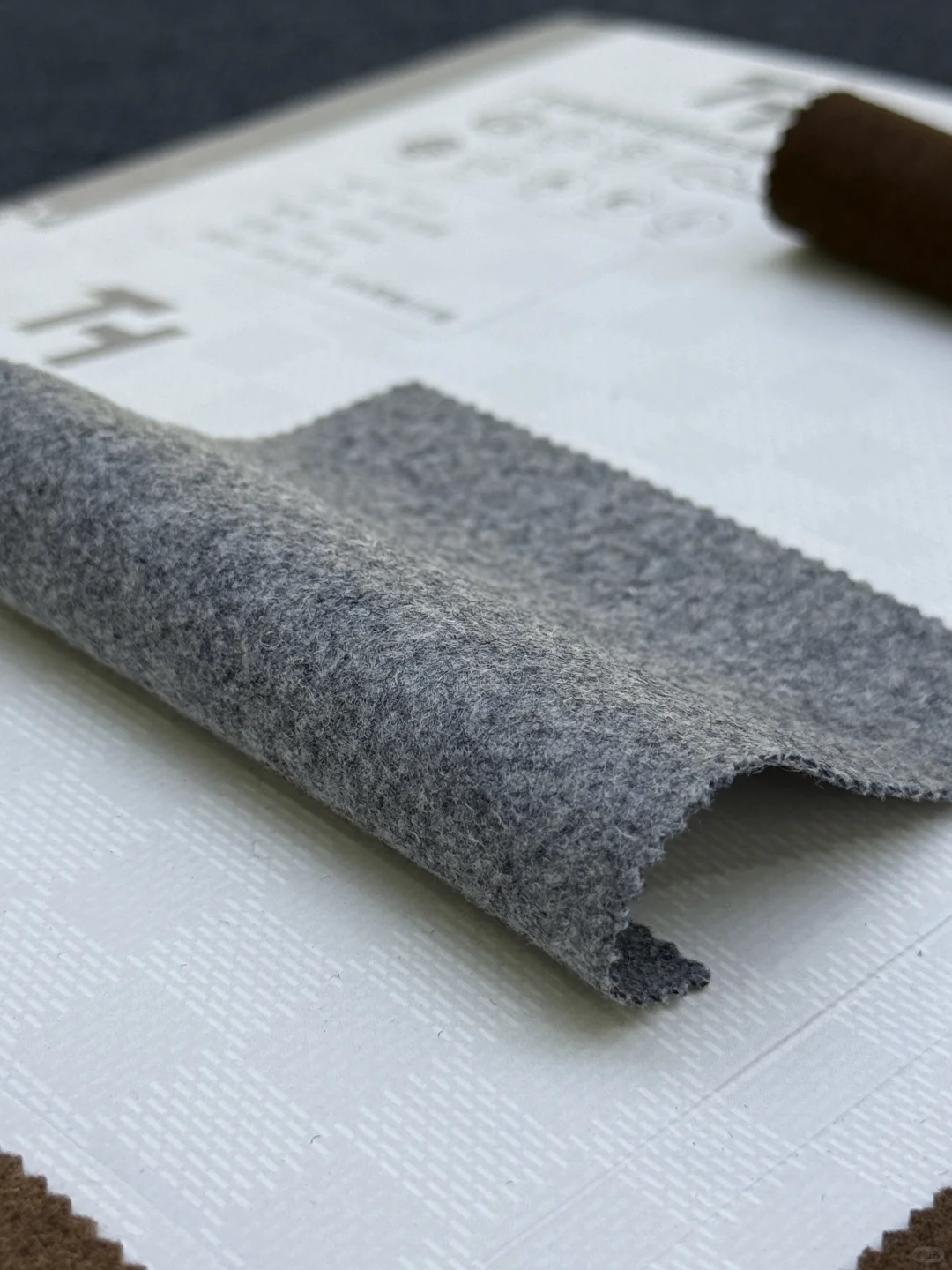 羊毛双面绒面料，细腻温暖的质感