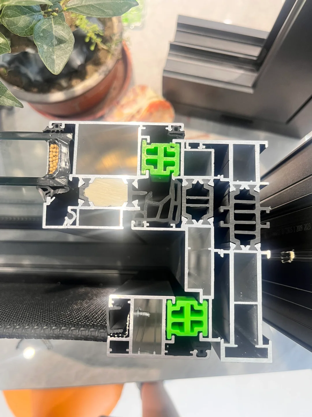 封窗怎么选断桥铝截面六选一急急急