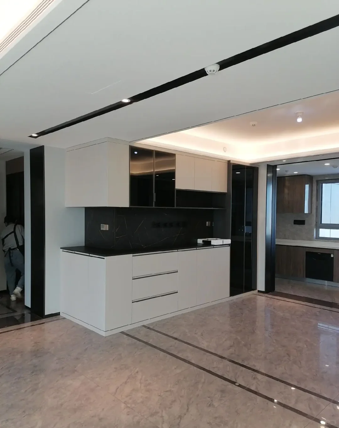 这玻璃都擦成透明的了。