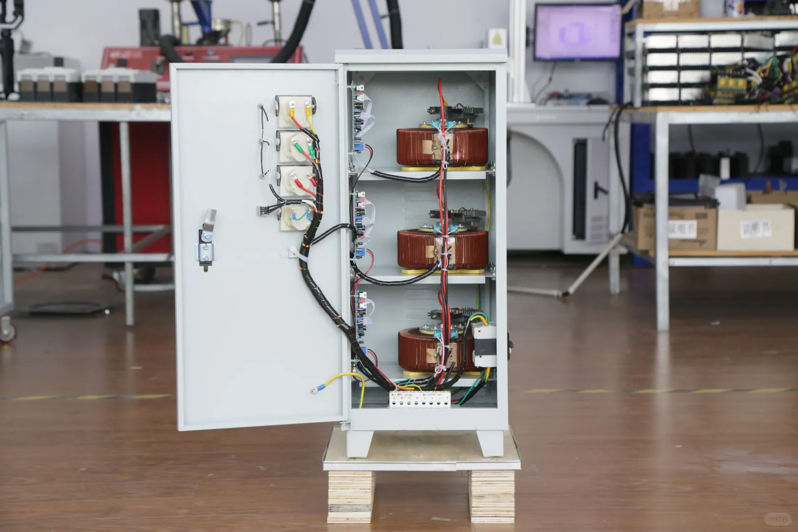 三相稳压器与单相稳压器的优劣对比