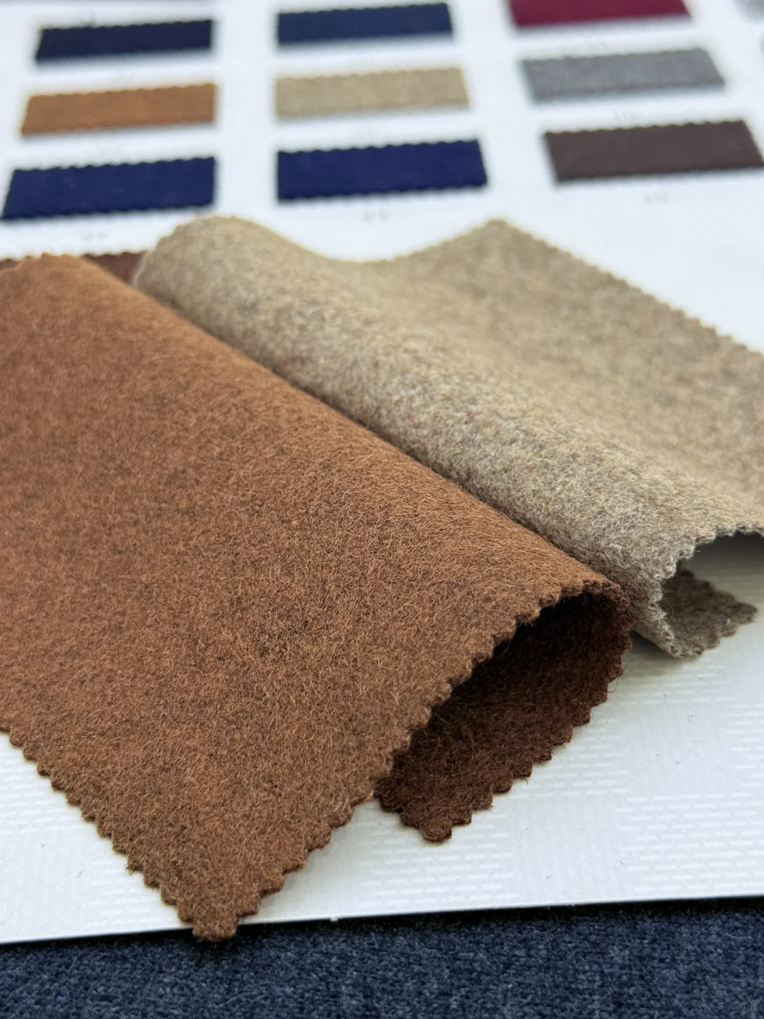 羊毛双面绒面料，细腻温暖的质感