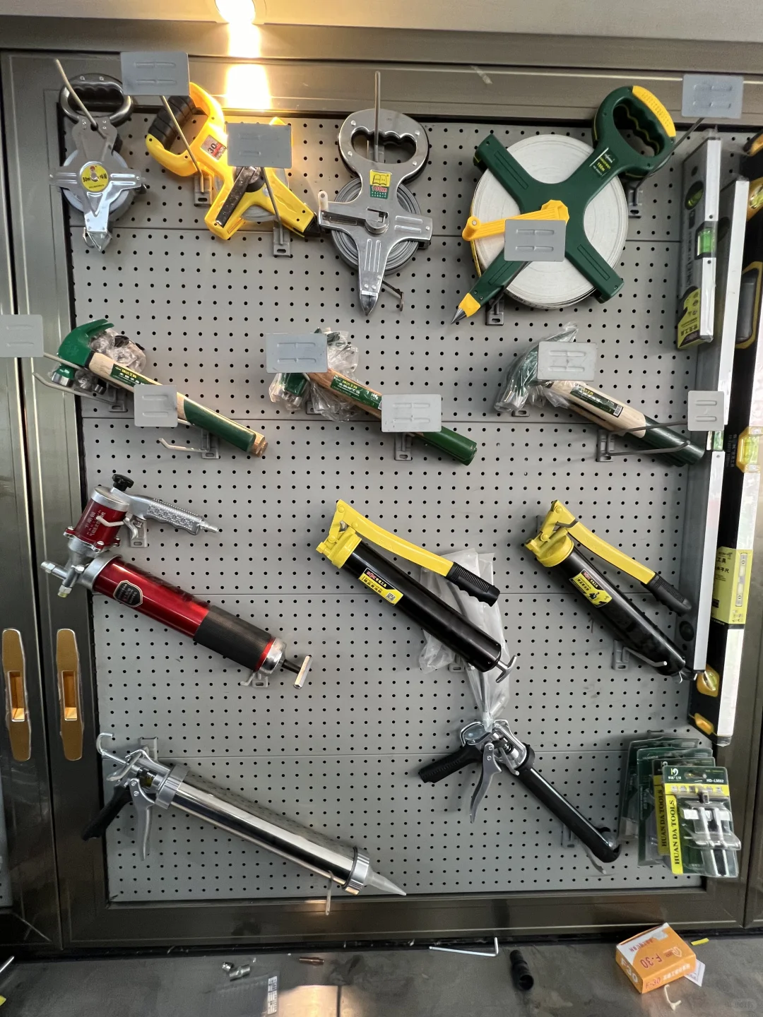 这应该算得上应有尽有的五金店?