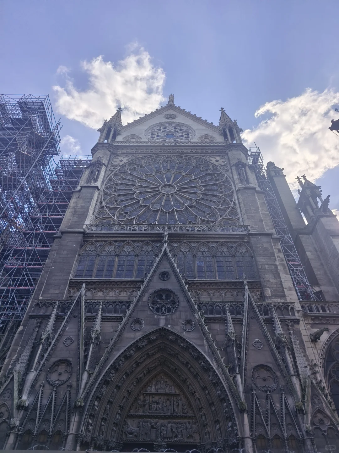 法国巴黎圣母院-玻璃花窗与光下的故事