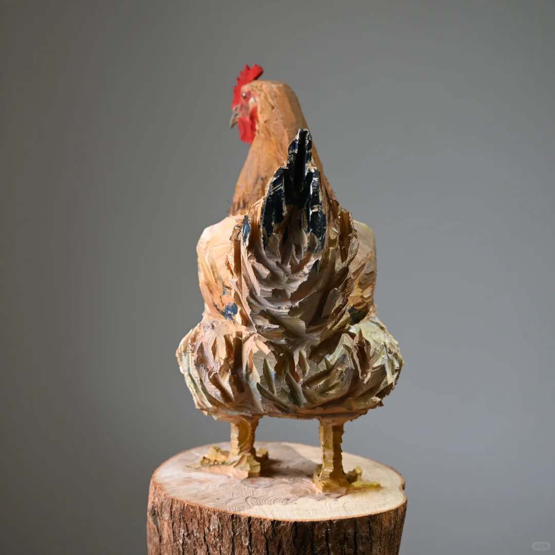 村里大娘说：谁家的鸡跳到小邓的木头上了