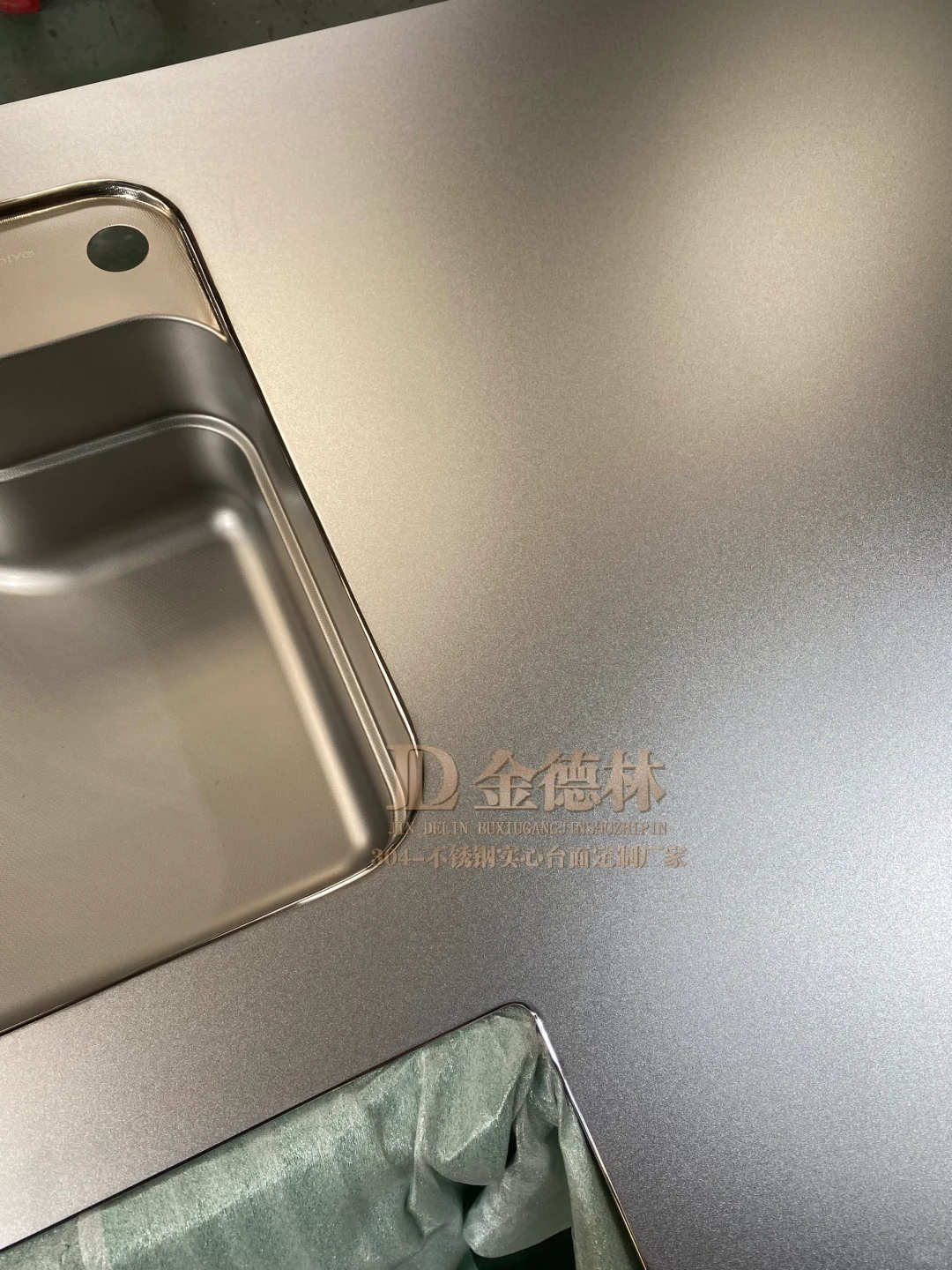 不锈钢台面越来越卷了...
