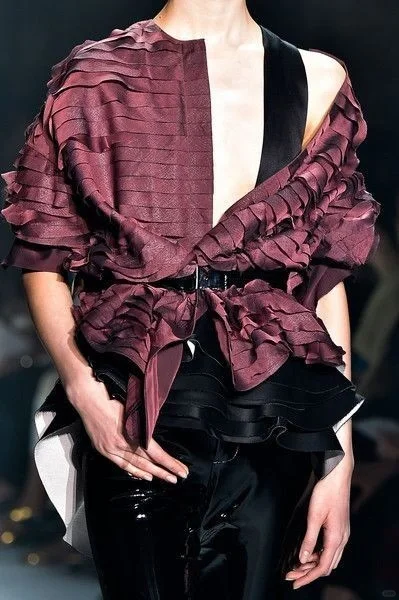 灵感笔记 | 不对称立体剪裁与面料质感