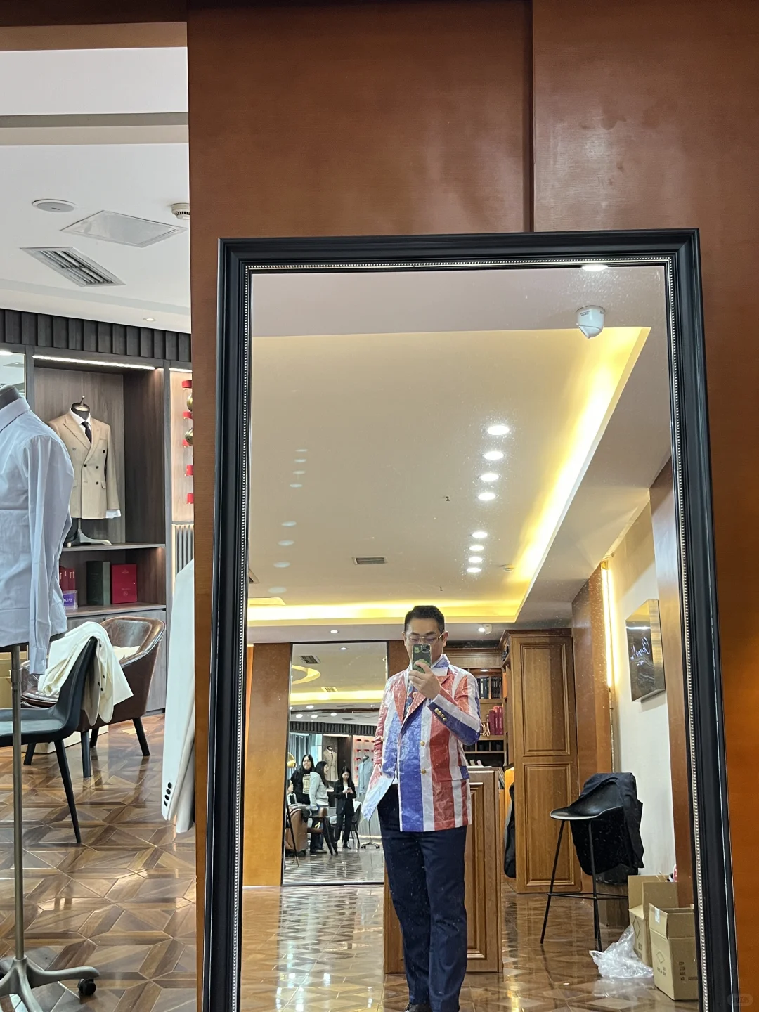 当量体师拿出了自己亲自做的西服…