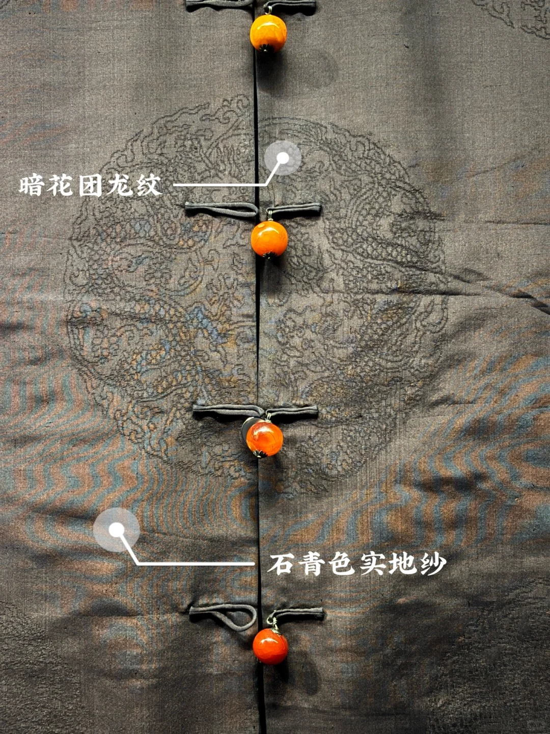 乾隆靛染工艺巅峰：只用三种蓝色的龙袍