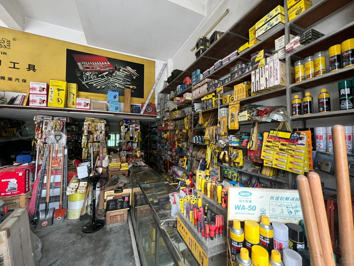 回家继承父母奋斗了三四十年的五金店