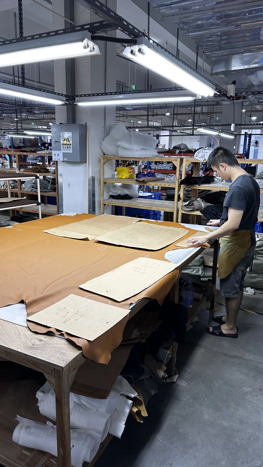 真皮沙发的诞生，来自师傅精密的手工裁剪