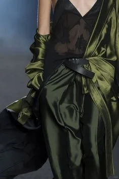 灵感笔记 | 不对称立体剪裁与面料质感