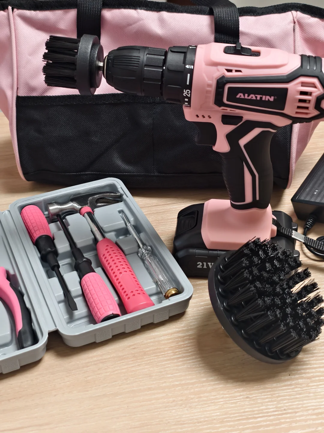 女生单手hold住的电钻！