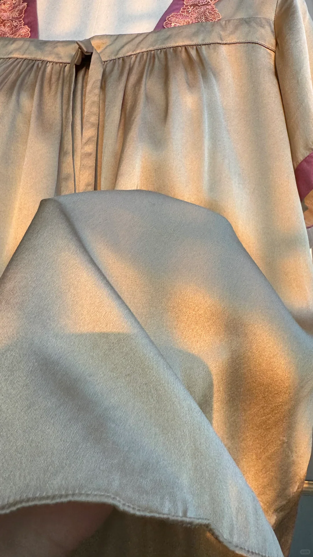 金色湖水般泛起粼粼波光！真丝素绉缎！