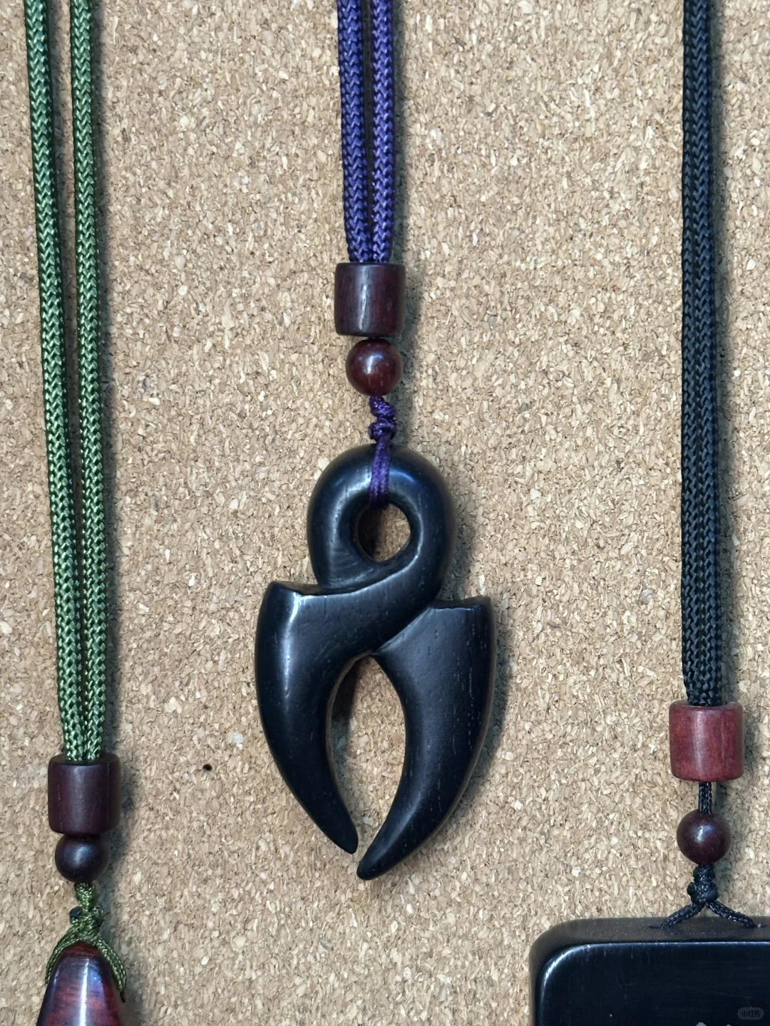 今天不做刀，做几个小木雕挂坠戴戴?