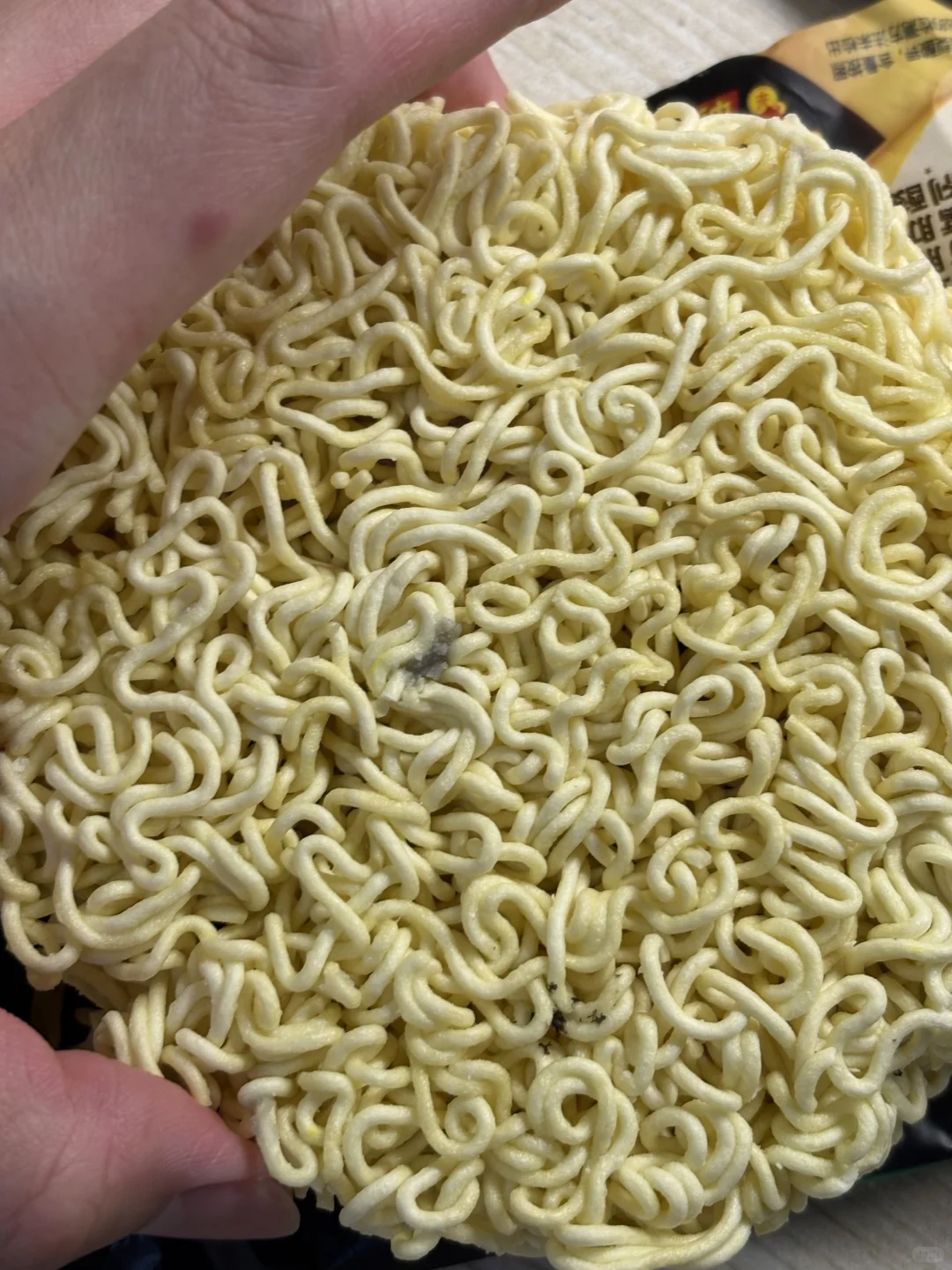 震惊·某知名方便面竟出现霉菌