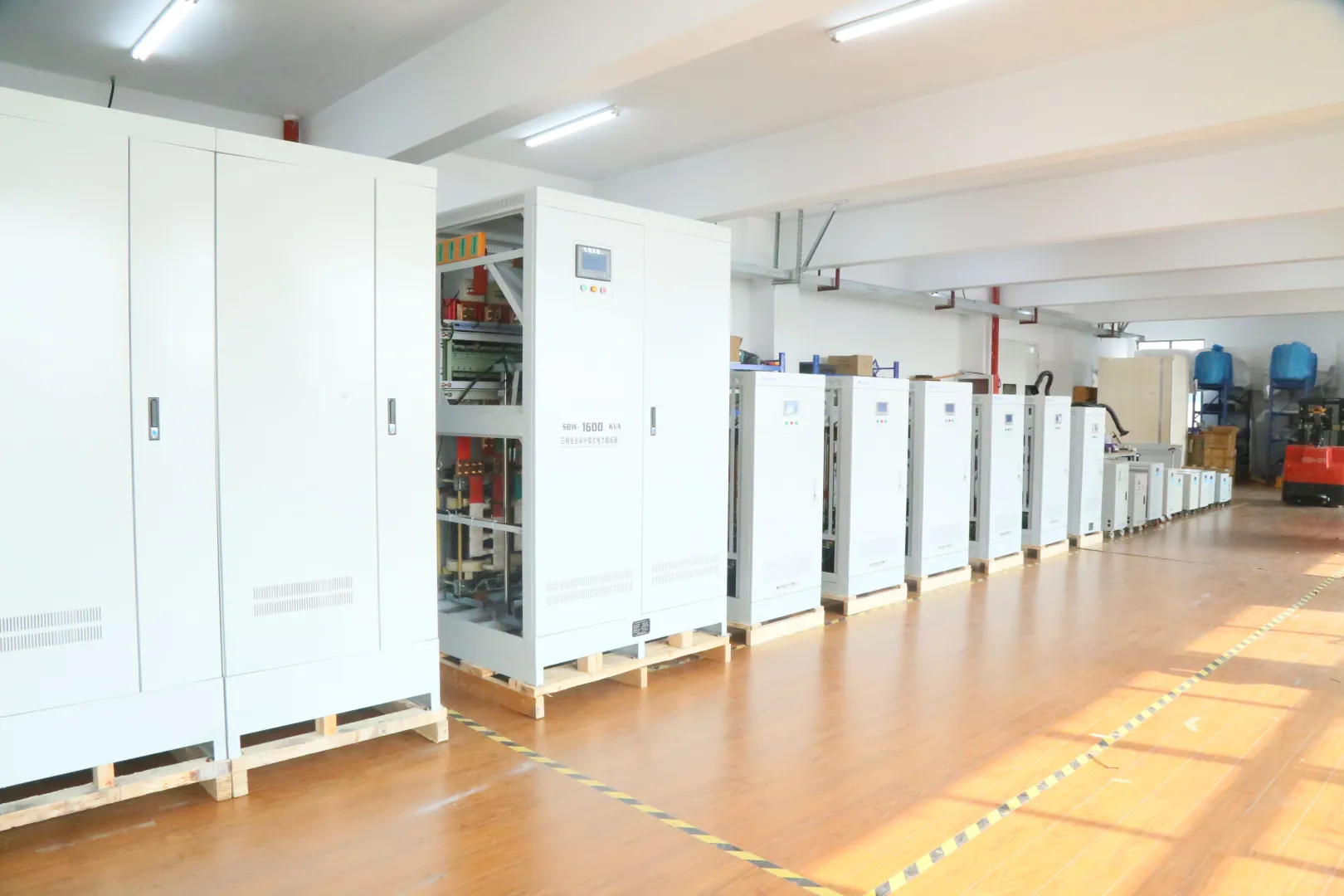 大功率补偿式交流稳压器工作原理及作用