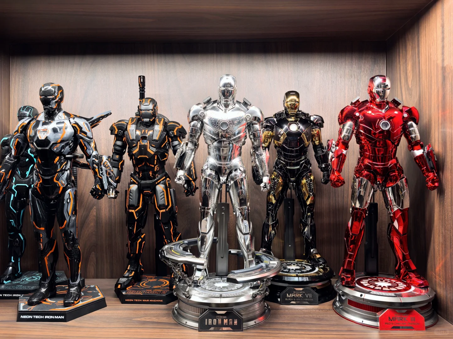 我家的手办柜“超英小宇宙”