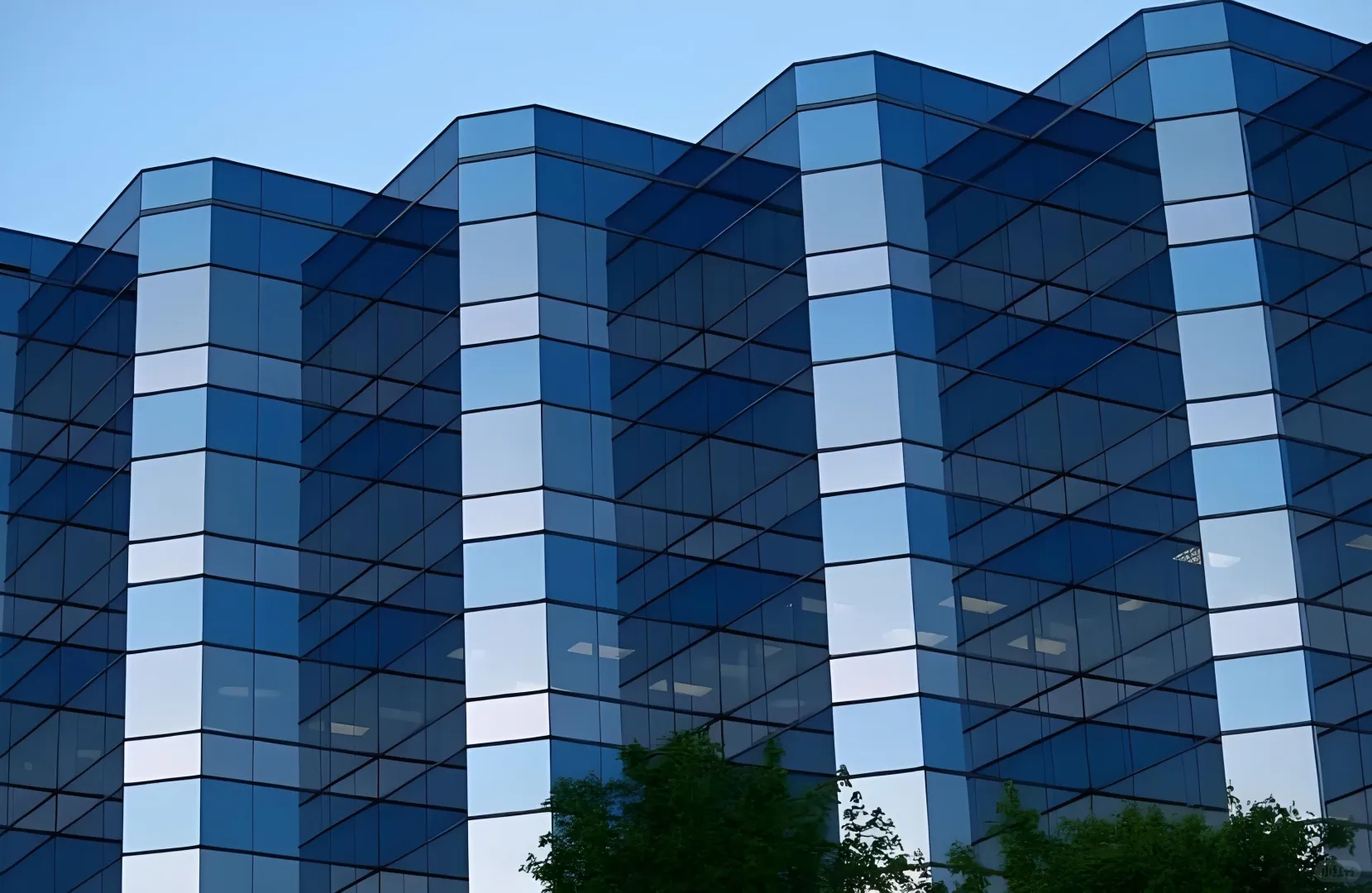 高楼建筑光伏玻璃如何将太阳能转化建筑电能