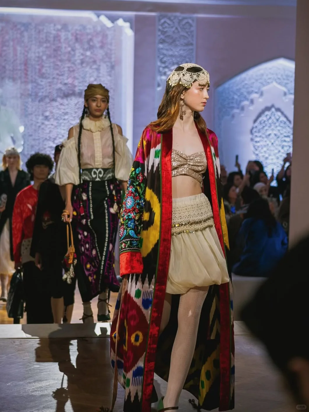 艾德莱斯风尚：传统与潮流的共舞