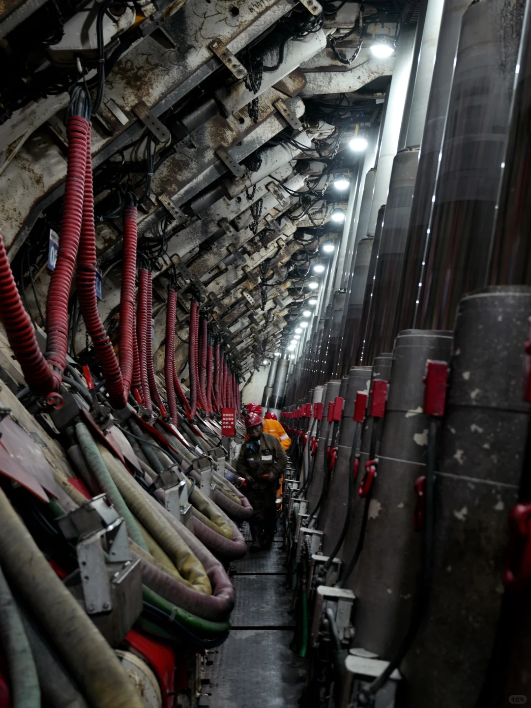 离开地表，井下200米