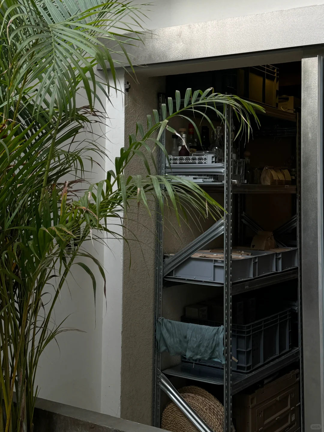 上海｜这家咖啡店的玻璃门太有设计感