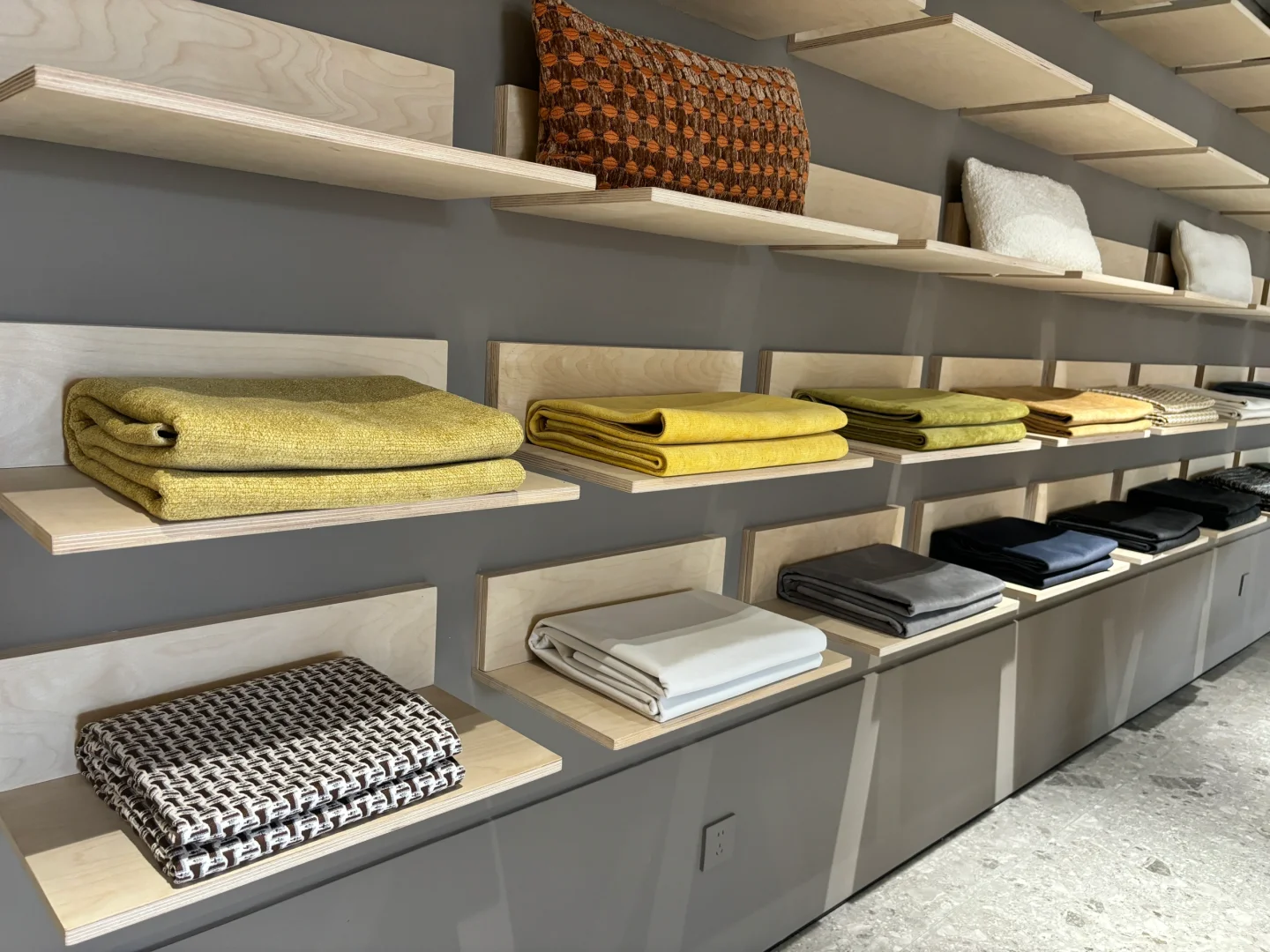 布艺沙发面料大揭秘：哪种最适合你？