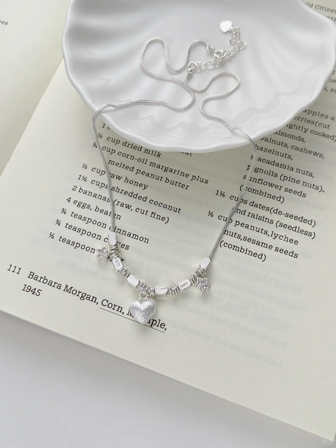 银饰平铺ins氛围感拍摄?