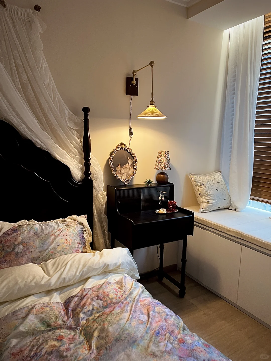 ?巴掌大的床尾空间，这样布置美貌又实用