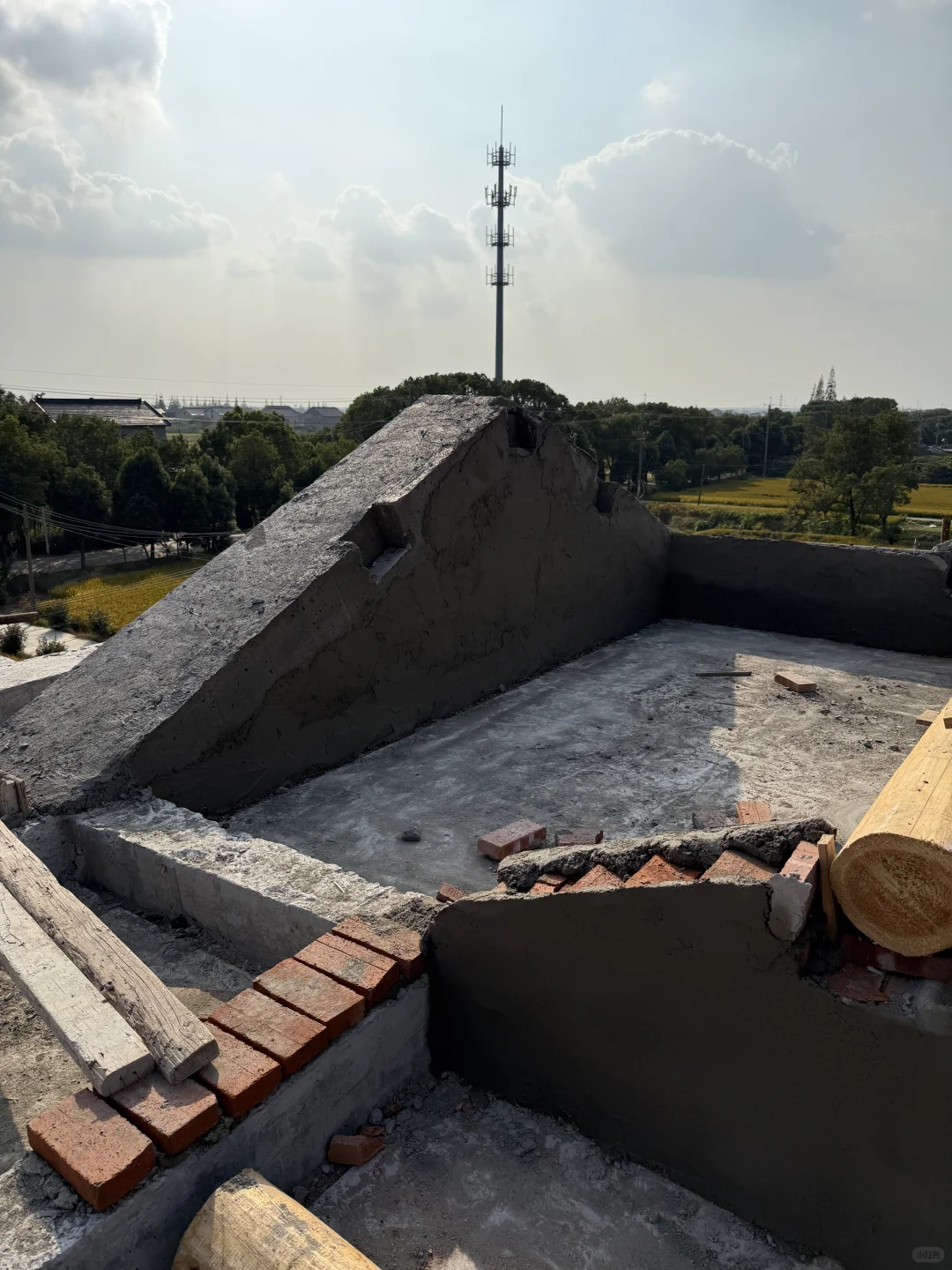 顶楼粉刷完毕～