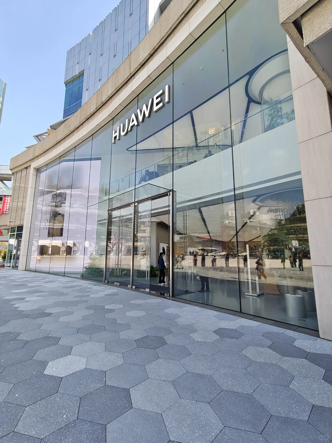 华为这个玻璃幕墙跟苹果店有的一拼啊