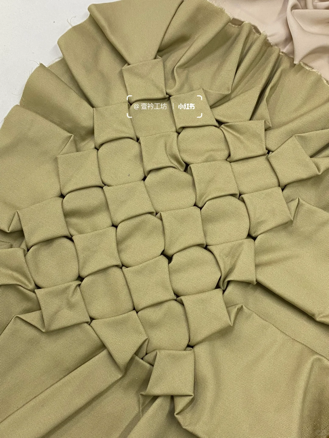 面料改造｜缩褶绣全家福?