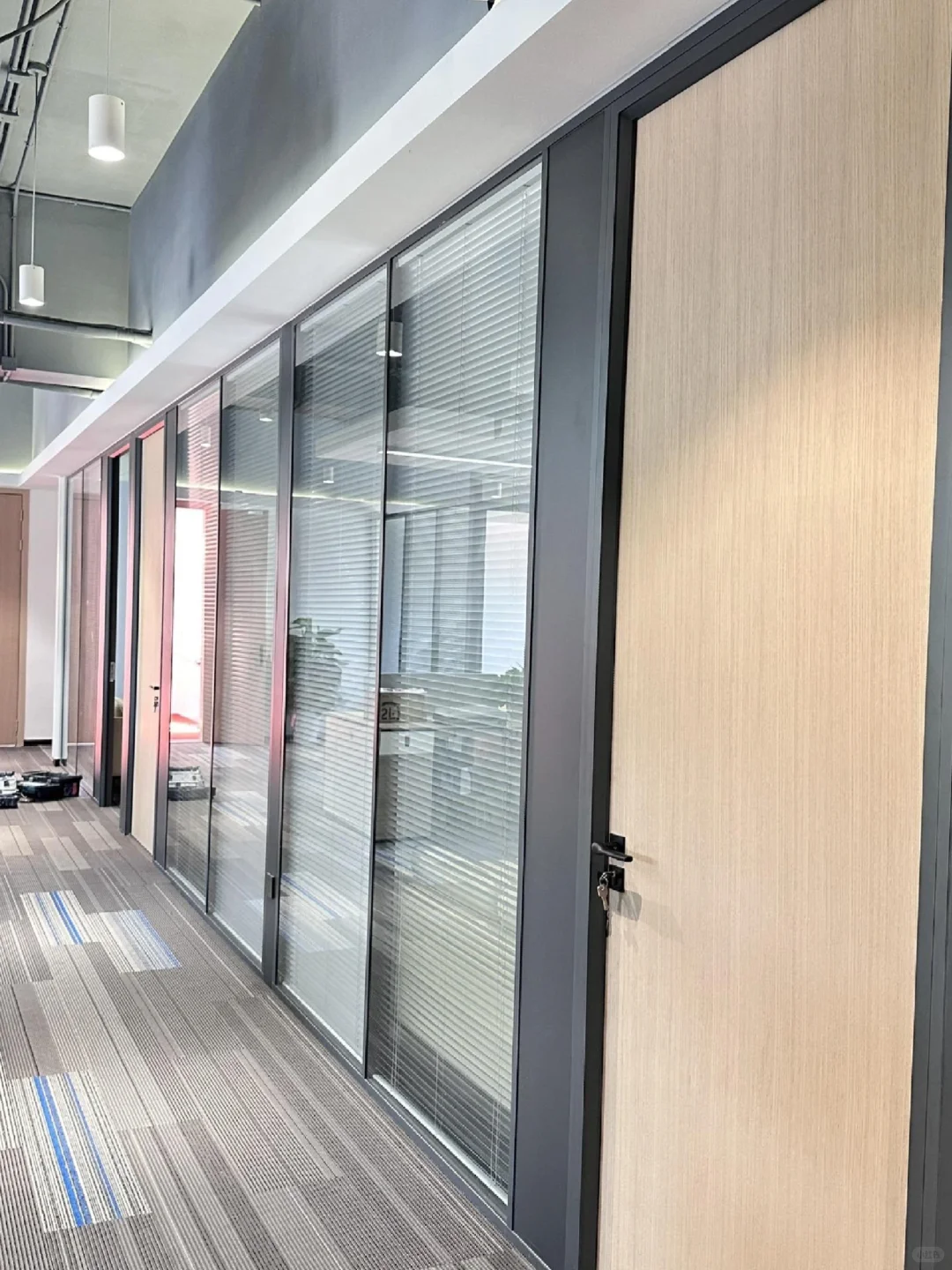 小空间逆袭！通透感办公室玻璃隔断经验分享