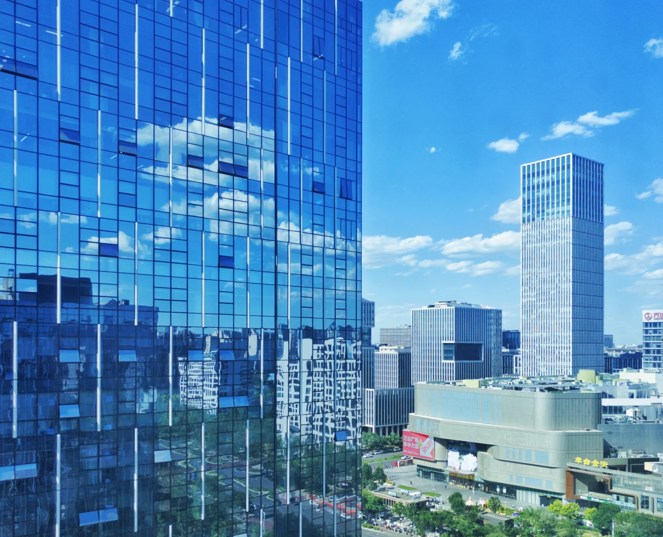 玻璃幕墙里飞出的云彩