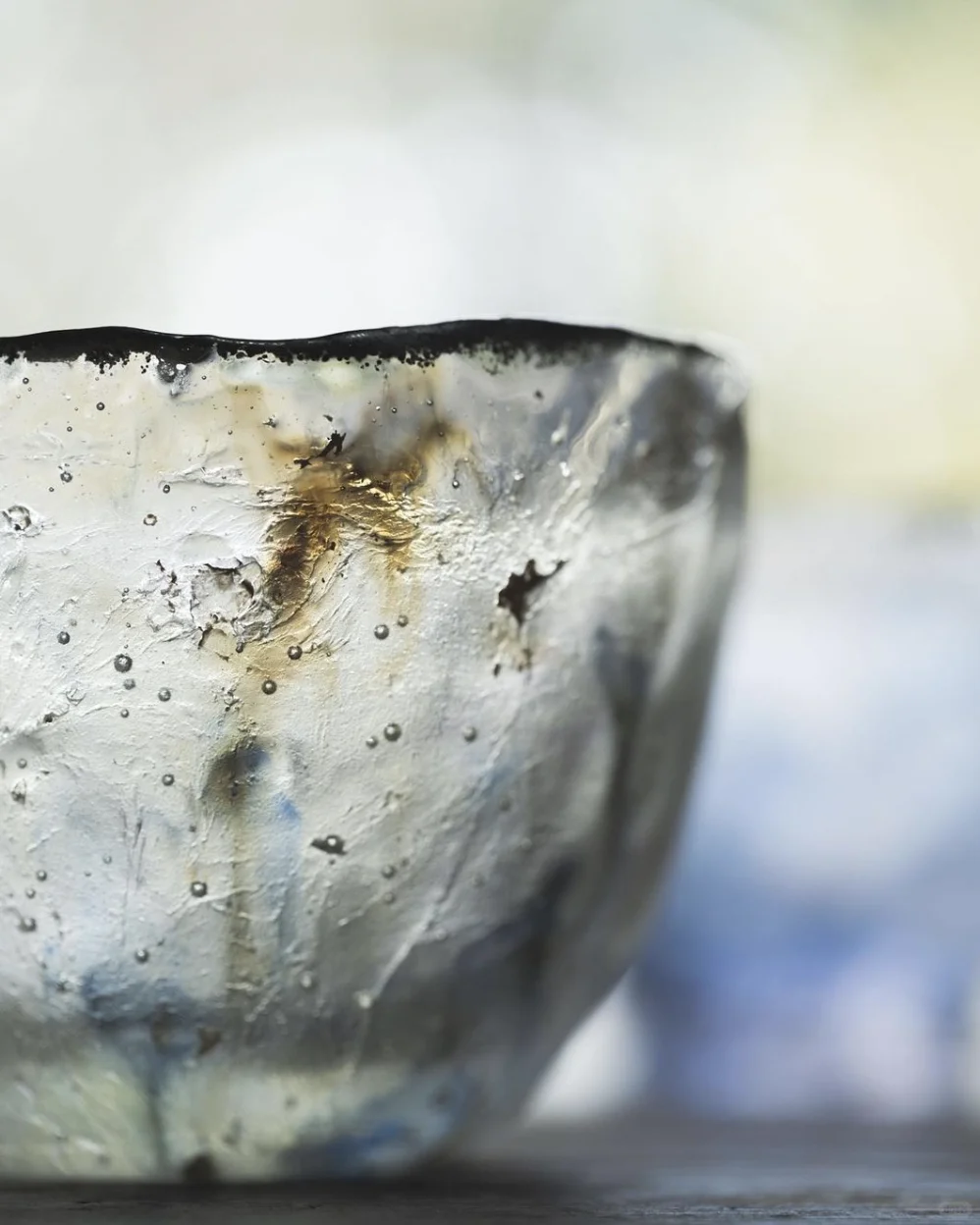 玻璃与泥土的碰撞 带来一丝凉意