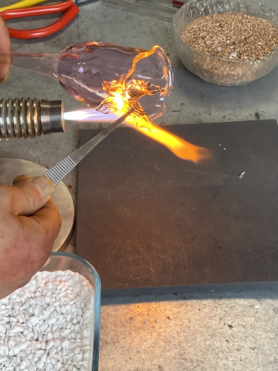 在景德镇，烧玻璃