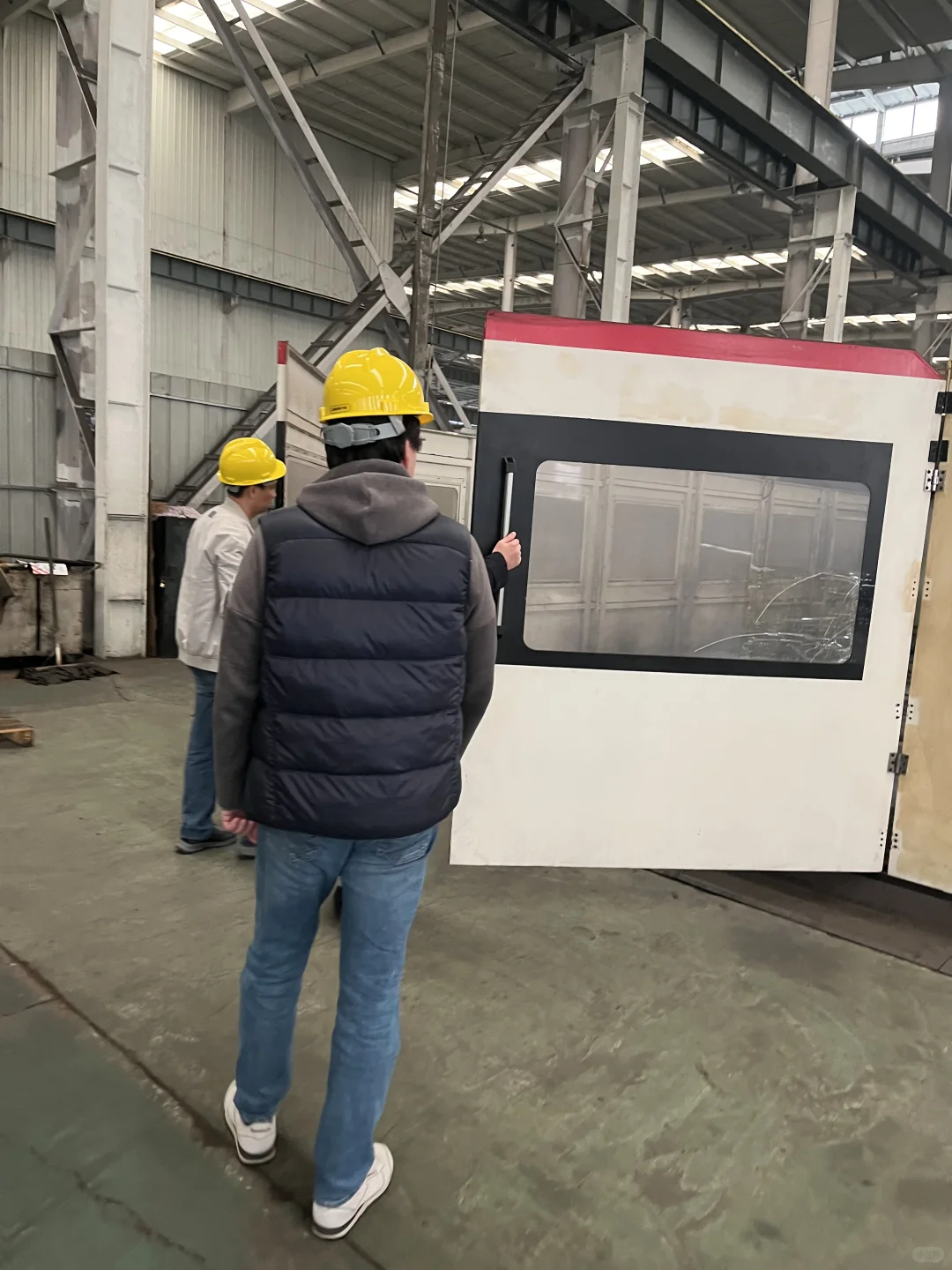 陪俄罗斯客户参观注塑机工厂