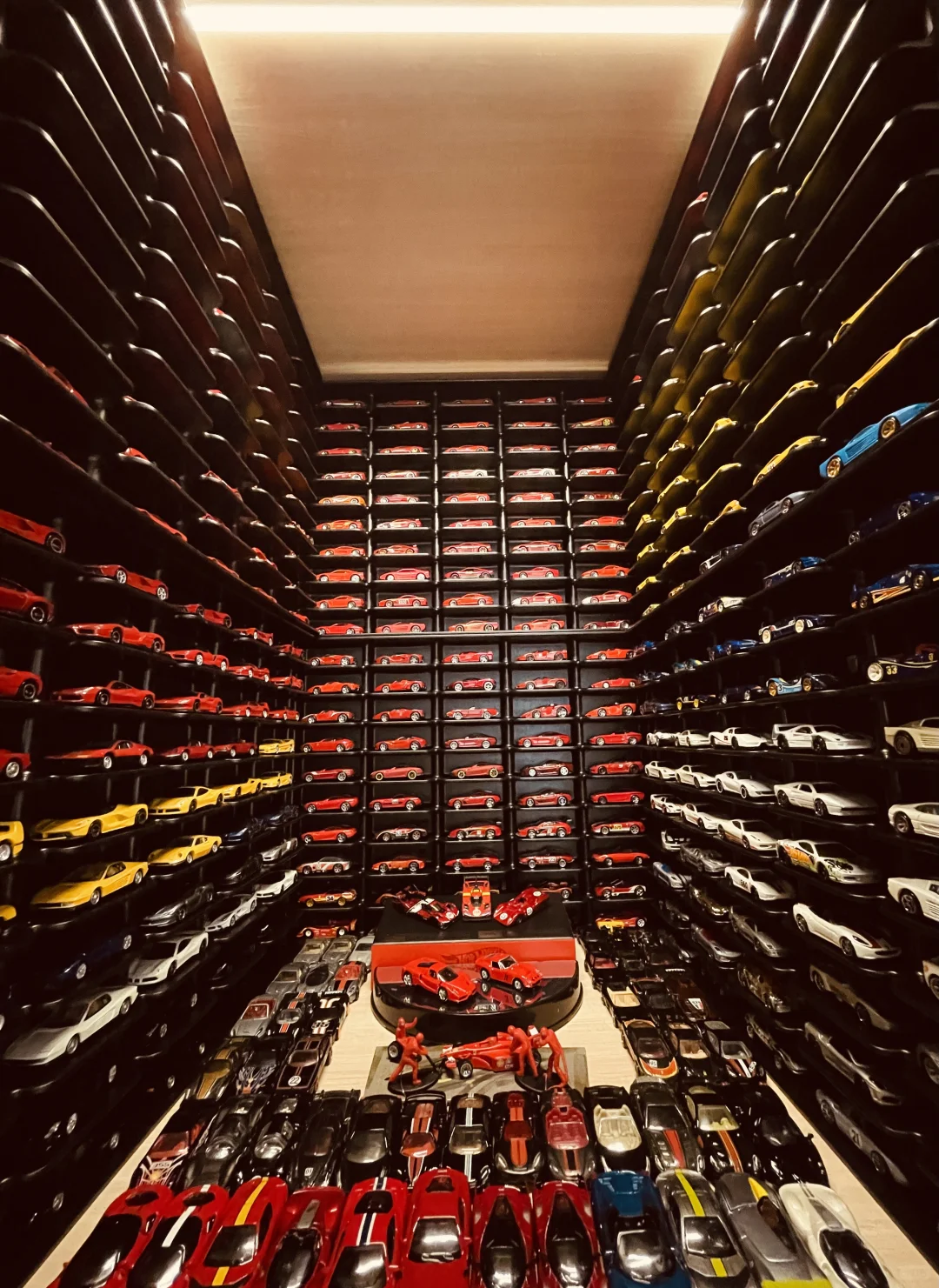 已经塞不下更多法拉利了，最终形态拍照留念