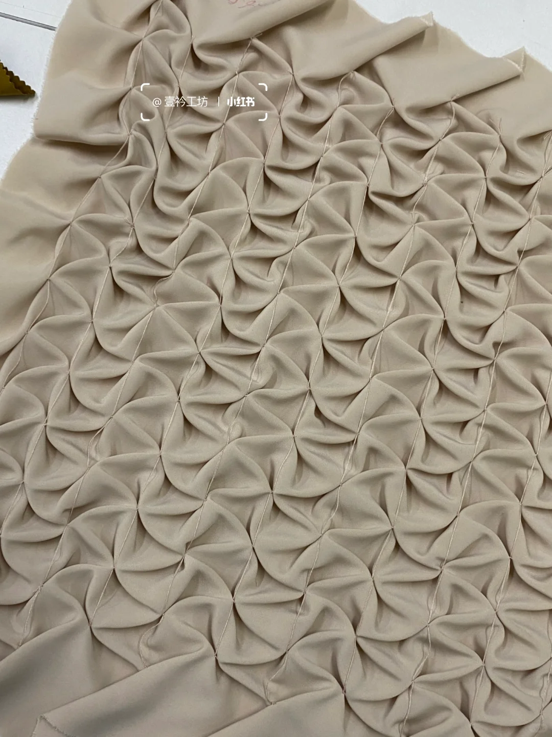 面料改造｜缩褶绣全家福?