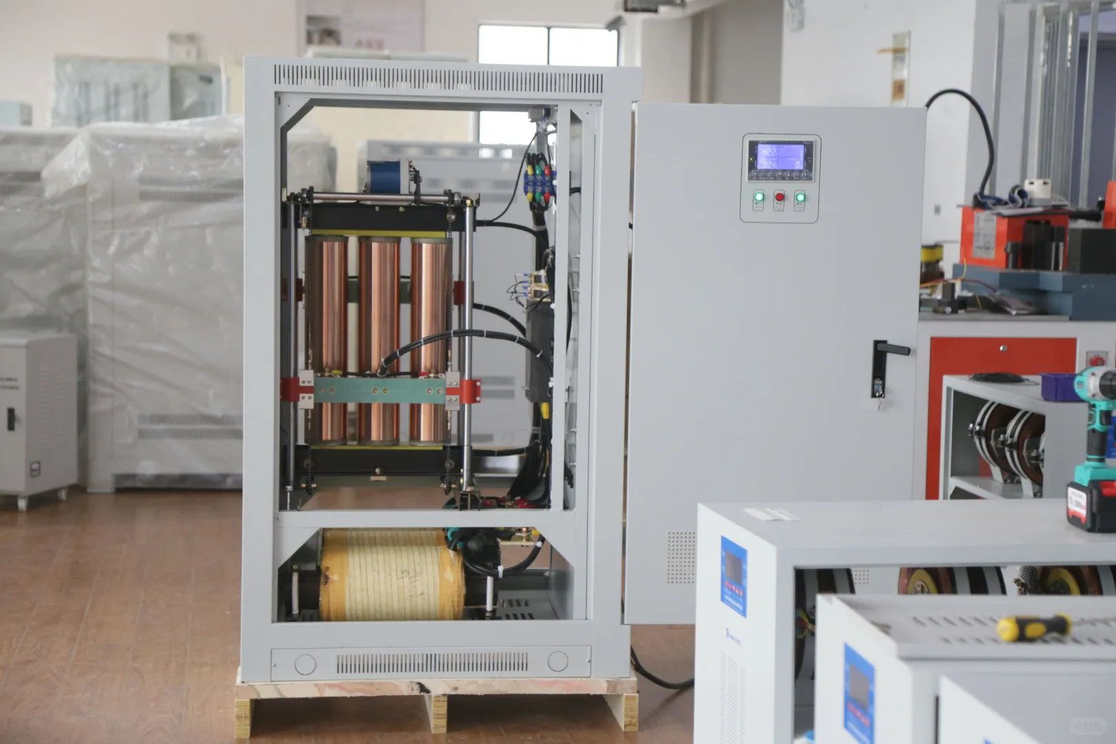 大型设备启动电压冲击大，稳压器咋应对？