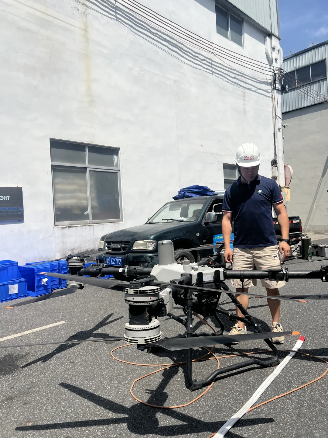 【低空经济起飞！无人机解锁光伏上料新姿势】