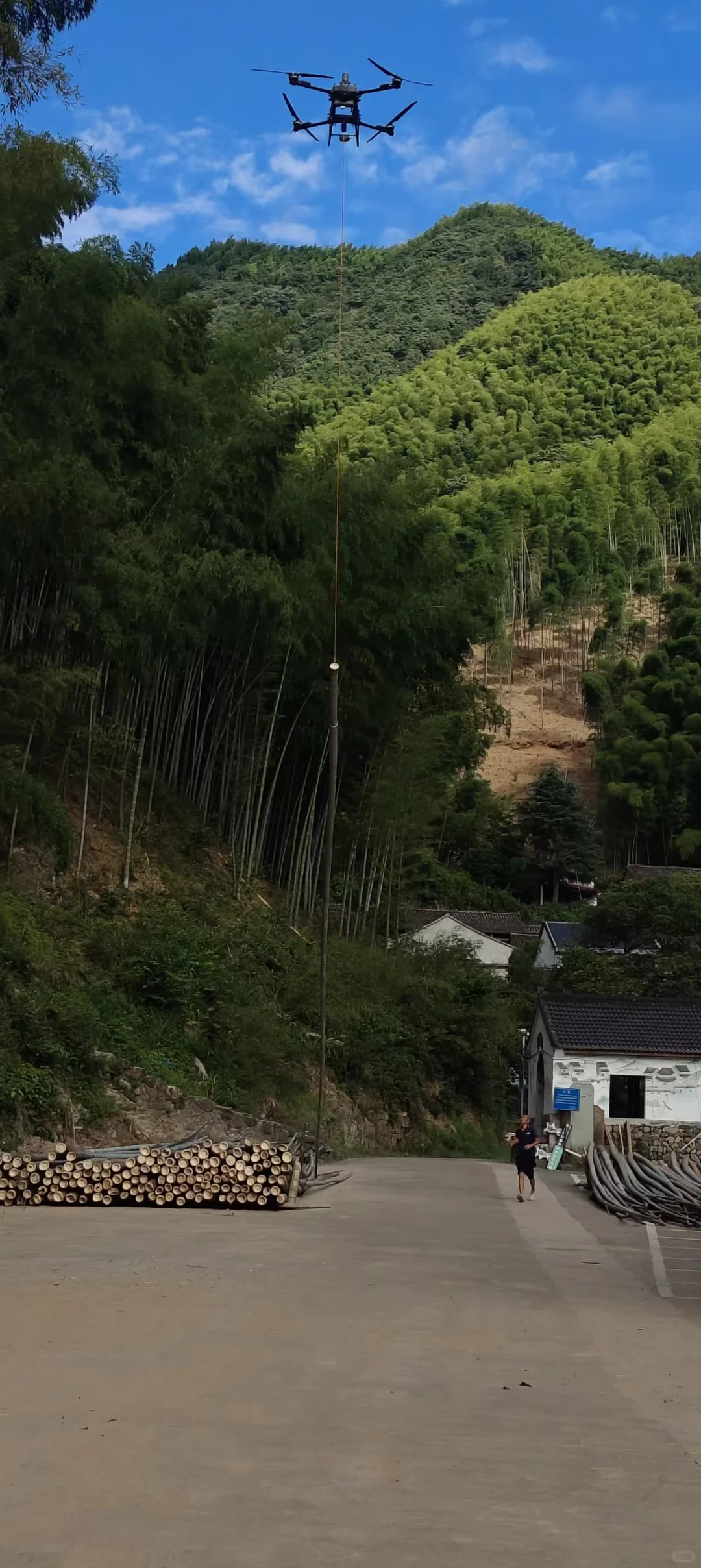 无人机运竹子