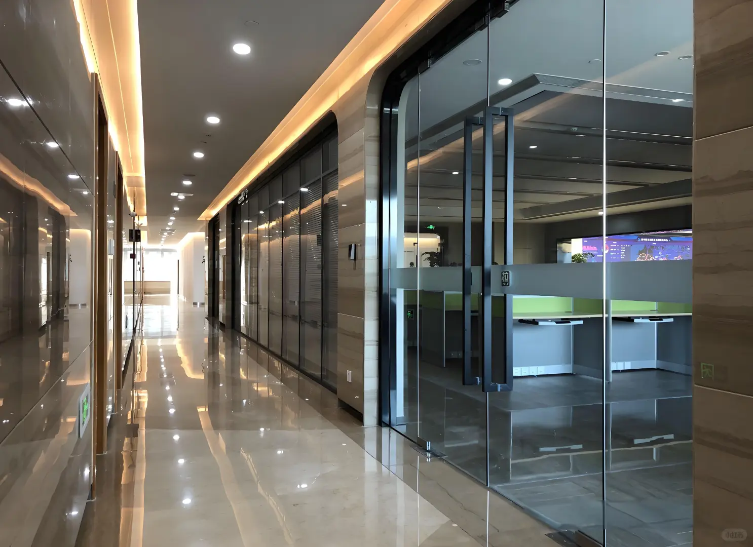 小空间逆袭！通透感办公室玻璃隔断经验分享