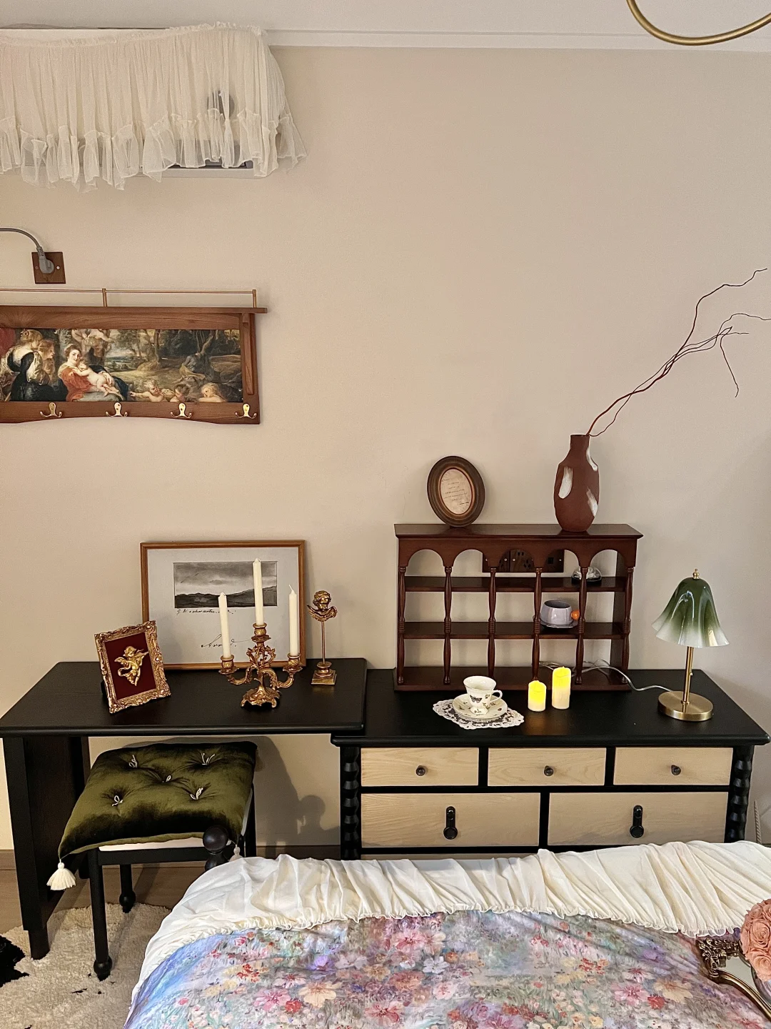 ?巴掌大的床尾空间，这样布置美貌又实用