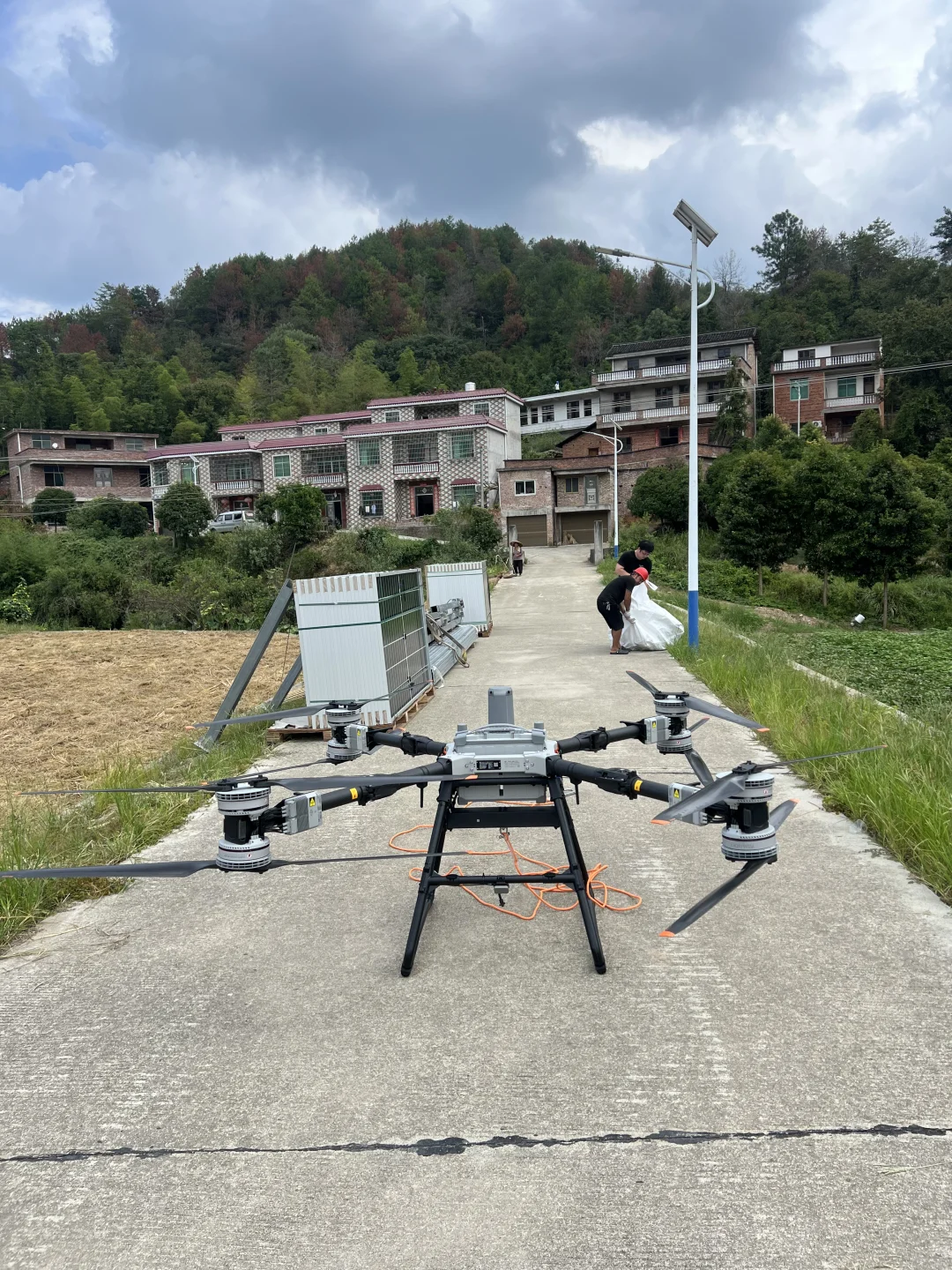 光伏板运输大变革！无人机让效率起飞